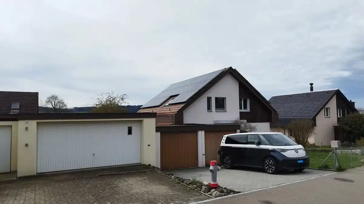 Referenzobjekt in Watt ZH – Photovoltaik-Anlage mit 20-kWh-Batteriespeicher und Notstromfunktion von ecoEn