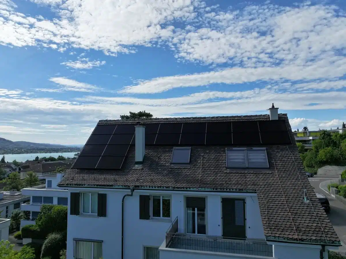 Solaranlage mit Huawei LUNA2000-Speicher und Notstrom auf einem Mehrfamilienhaus in Zollikon
