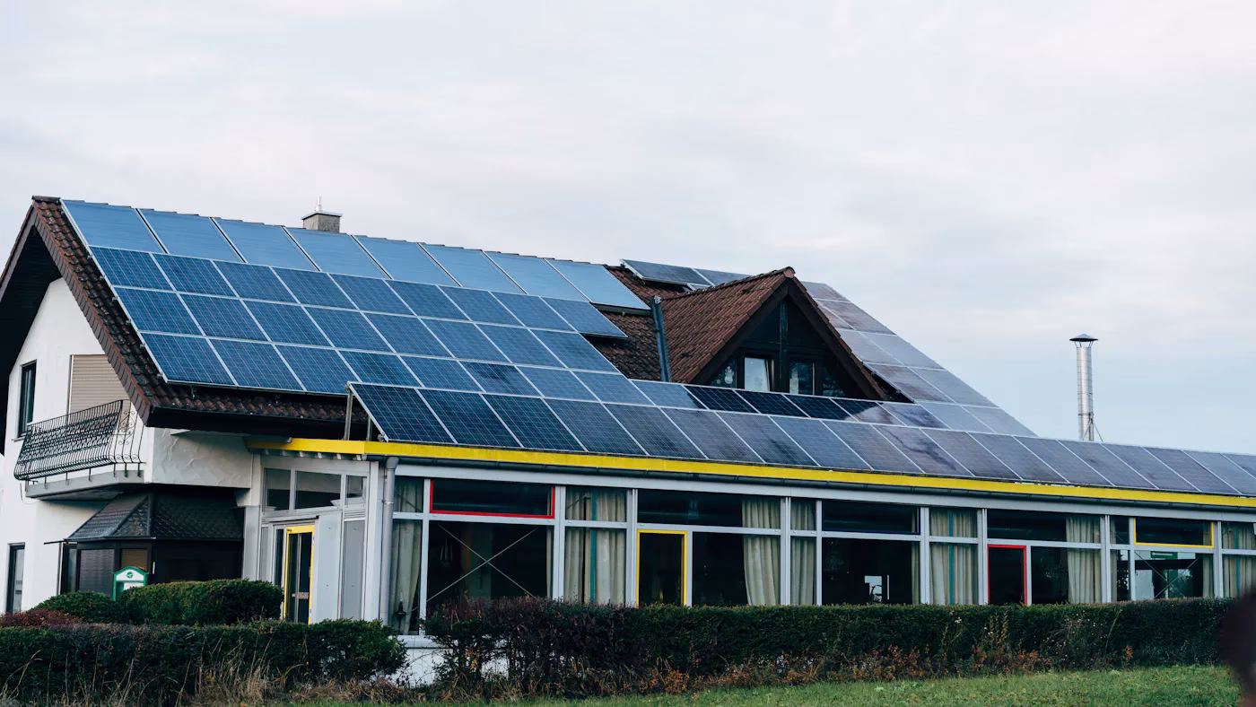 Einfamilienhaus mit grossflächiger Photovoltaikanlage auf dem Dach Einfamilienhaus mit grossflächiger Photovoltaikanlage auf dem Dach