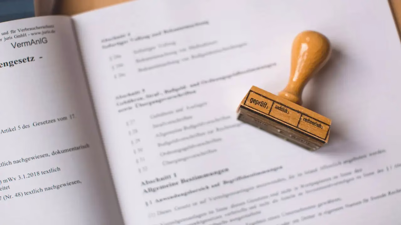 Holzstempel auf einem aufgeschlagenen Gesetzbuch