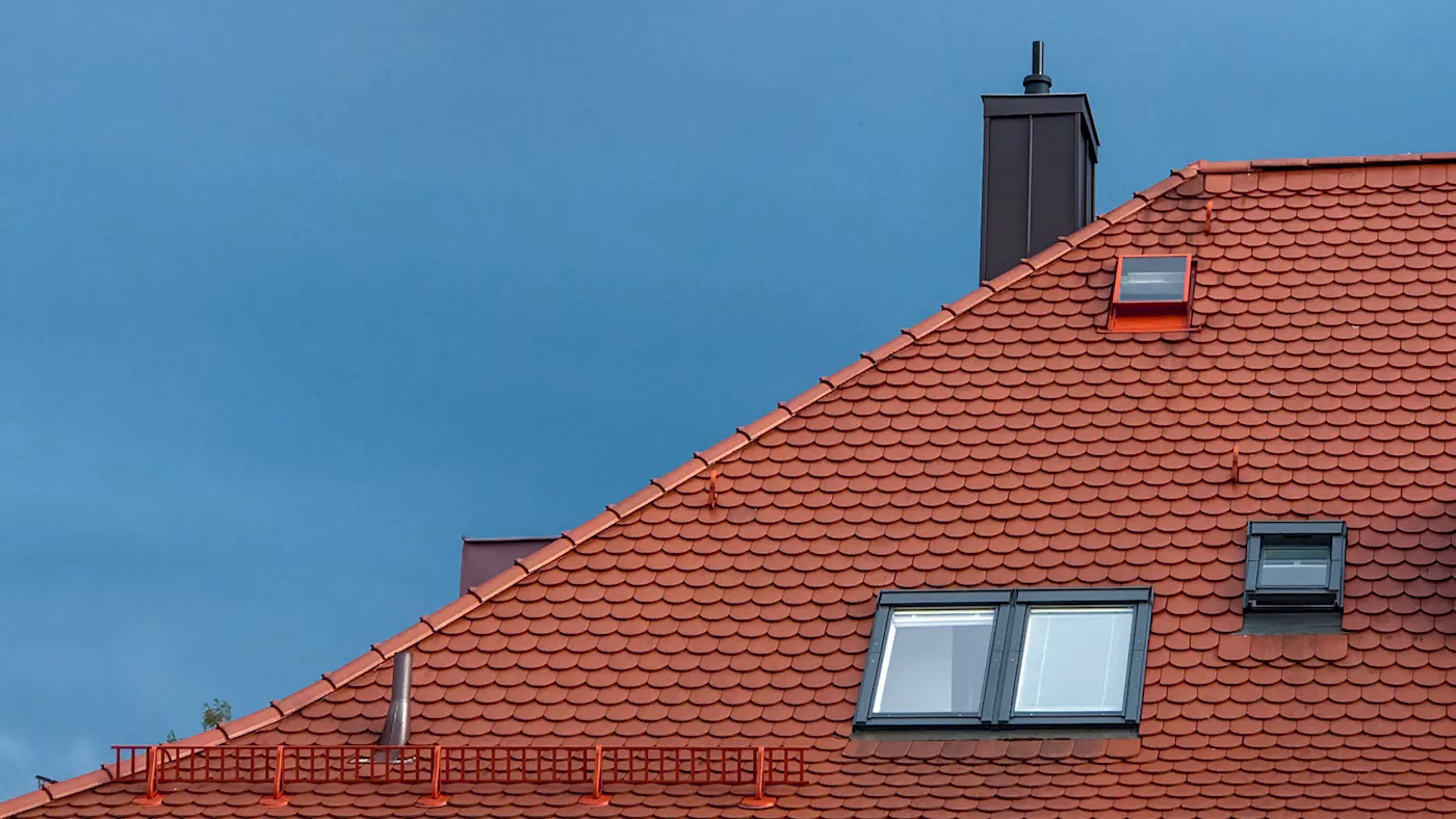 Rotes Ziegeldach mit Dachfenstern Rotes Ziegeldach mit Dachfenstern