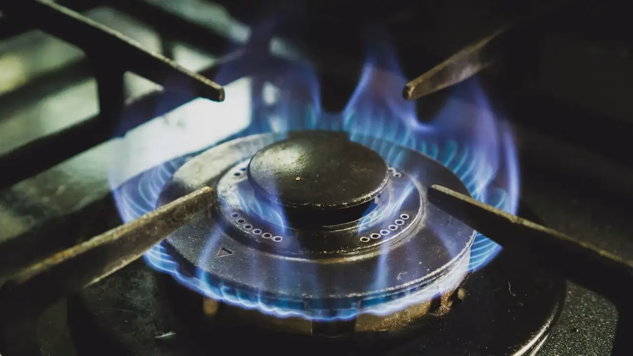 Blau brennende Gasflamme an einem Brenner eines Gasherds Blau brennende Gasflamme an einem Brenner eines Gasherds