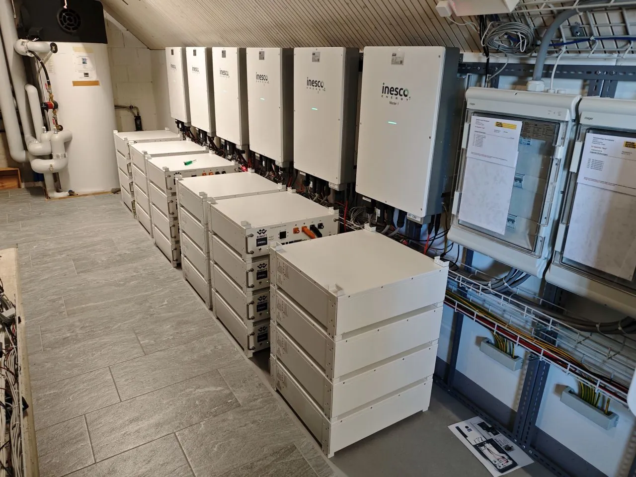 Natrium-Ionen-Speicher sodistore pro im Technikraum des Mehrgenerationenhauses Benzenschwil