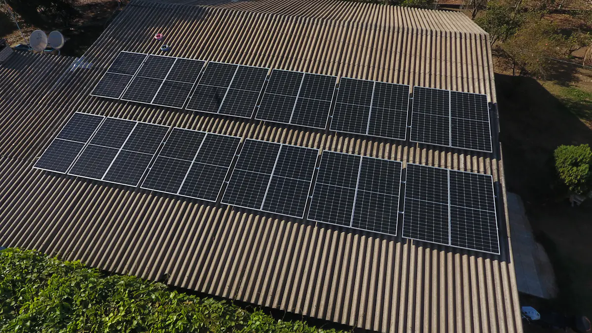 Luftbild eines Flachdachs mit montierten Solarmodulen