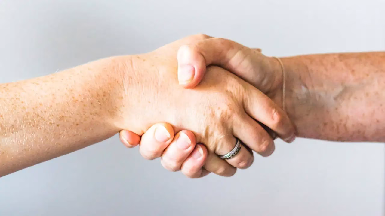 Nahaufnahme eines Handschlags zwischen zwei Händen