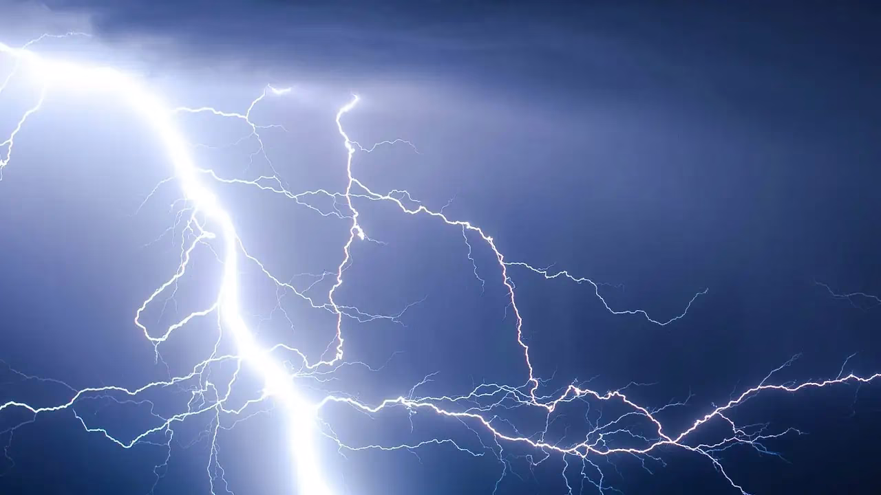Verzweigte Blitze an einem dunkelblauen Gewitterhimmel Verzweigte Blitze an einem dunkelblauen Gewitterhimmel